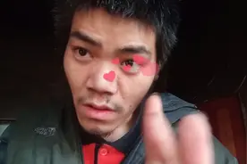 小伙感冒自己熬姜汤喝，喝完姜汤出出汗。视频封面