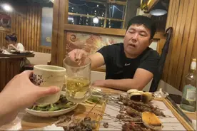 90后小夫妻纪念日成酒桌吐槽大会，两瓶啤酒喝出了故事视频封面