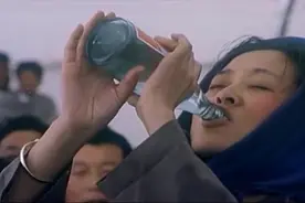 乡村教师为了给学生买一台电脑，低声下气求人，干了一瓶白酒视频封面