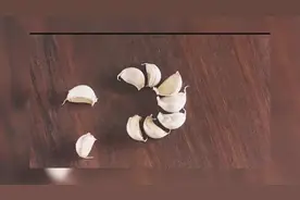 处理大蒜，原来还有这些技巧.，瞬间知识暴涨视频封面