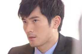 女孩迟到正被领导批评，谁料突然收到鲜花告白，总裁脸色很难看啊