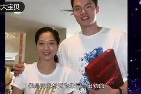 为什么朱芳雨当年愿抛弃原配？看完现在的老婆，你就懂了视频封面