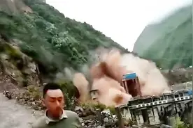 实拍四川峨边山体塌方惊险瞬间：山石倾泻而下，路人飞奔逃生视频封面
