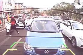 路怒女司机遇到路怒男司机，当街大打出手视频封面