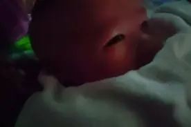 你小子看我的眼神，好像我小时候没吸过毛巾一样