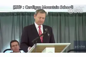 美国首席大法官约翰罗伯茨受邀前往儿子中学发表毕业致辞引发疯传视频封面