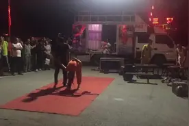 隔着屏都感觉疼！抚顺雷锋体育场附近这样的表演你能接受吗？视频封面