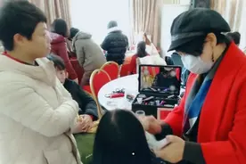拍摄晚会后台，美女演员们，化妆排练，节目精彩，音乐悦耳动听。视频封面