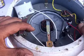 电饭锅只有保温灯亮，按下去不煮饭，只要一分钟轻松就解决