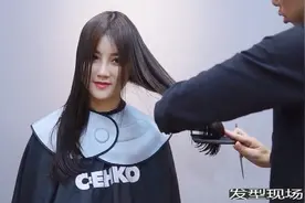 39岁女性长发烫成“大波浪”，真洋气，时尚有气质