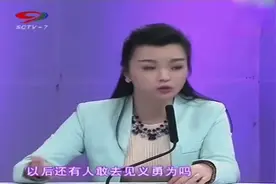 女人眼见落水男孩见死不救，台上厚着脸皮指责救人大叔是作秀视频封面
