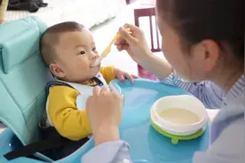 宝宝半岁了，明明去卫生室领了营养包，拌上米糊给宝宝加餐