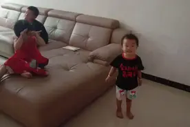 隔壁4岁小姐姐来找3岁妹妹玩，哥哥完全不理她们两个人，为什么呢视频封面