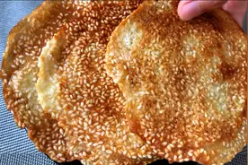 一碗面粉，一把芝麻，筷子一搅手不沾面，平底锅也能做的小饼干