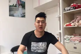 媳妇给宝宝换尿不湿，总是习惯性的闻脚，这感觉太酸爽视频封面