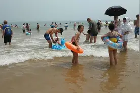 暑假带孩子去洗海澡，黄岛金沙滩有来的吗，带你感受海的凉爽