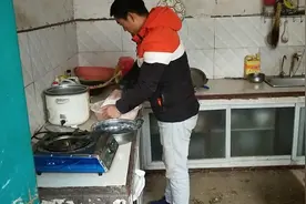 农村孤儿小伙和八十多岁的大伯相依为命，他们的日常生活什么样？视频封面