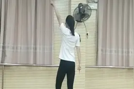 激情活力四射不一样风格的广场舞《我怎么这么好看》背面演示