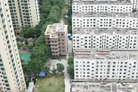 西安居民区6层豪华违建“屹立”5年 今早实施拆除