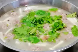 清汤汆丸子最家常做法，丸子入口嫩滑劲道，汤鲜又营养，清爽解腻视频封面