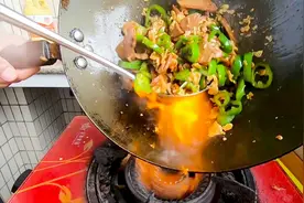 一盘农家一碗香配三个馒头，外卖小哥炒菜技术不错，锅中带火视频封面