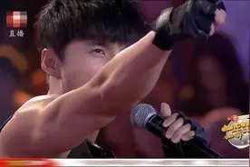 棒棒糖成员阿纬现身，现场挑战敖犬，希望敖犬回到兄弟身边！