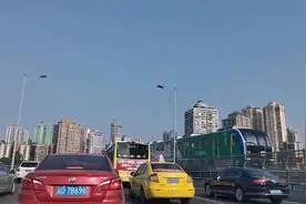 重庆不愧是新一线最堵车的城市，从照母山到四公里走了足90分钟！