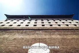 这个国家与中国相似，每个人说汉语，到底是为什么呢？