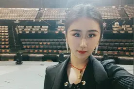 斗鱼年会在武汉最大剧场彩排，90后美女来到现场进行舞台指导视频封面