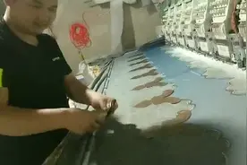 工厂小伙工资发了一万多，看看他是做什么的