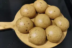 自制酵母做红糖大枣馒头，详细讲解老面的用法和加碱面比例