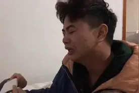 奶奶身体不好卧床三个月，小孙子一年回来，抱头痛哭流涕感人视频封面