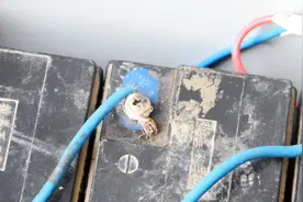 农村小伙自制房车，电瓶出现小问题产生层白色粉末，自己简单处理视频封面