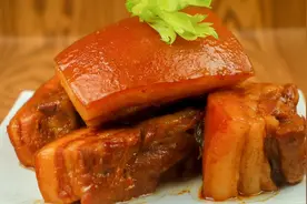 五花肉切大块扔进电饭锅，不加水不加油，做法简单，软嫩多汁