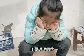 爸爸偷吃女儿的糖，气哭了谁都哄不住，妈妈说女儿哭的样子像八戒视频封面