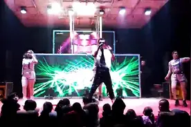 农村里的露天歌舞团，大家有印象吗？这是农村里的一种娱乐方式视频封面