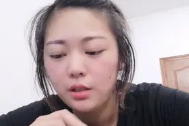 打工妹喝了冰箱的牛奶，胃疼的去医院，被护士扎两针，委屈