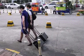 实拍广州有名的空姐小区，感觉空姐像极一个女明星，满小区高颜值视频封面