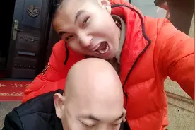 “光头老王”横店又一个秃瓢“卤蛋”说“外星人平安”没他帅视频封面