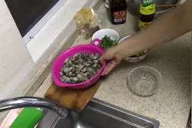 用火锅底料爆炒花甲，好吃到爆