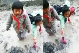 女娃上学路上鞋子陷入烂泥 边拔鞋边痛哭 哭声令人心碎视频封面