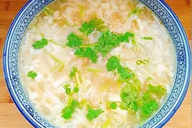 1盒豆腐，1个鸡蛋，成本不到2块钱，做了一锅汤。全家都爱喝