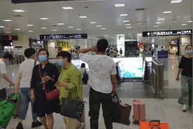 上海人真会做生意，地铁站里兜售各种美食，网友：全国首创！视频封面