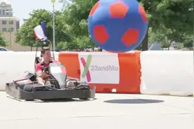 还能用卡丁车踢足球？看国外小哥的花式踢足球，玩的不亦乐乎视频封面