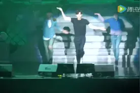 李钟硕见面会上跳PSY《New Face》莫名跳成了可爱风！视频封面