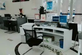 银行人工柜台只有一个了，存钱取钱都是机器，大家发现了嘛。视频封面