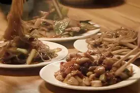 大哥带三个兄弟去吃饭，服务员问有粮票吗，老大直接拿出十块钱