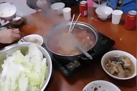 我们兄弟几年没见面了，今晚在一起吃饭聊聊天。