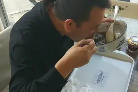 一碗热腾腾的兰州抻面，一个卤蛋，一大碗汤，20瓶啤酒白喝了……