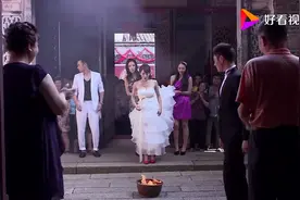 新娘回老家结婚，不料还有跨火盆环节，新娘穿着婚纱尴尬了视频封面